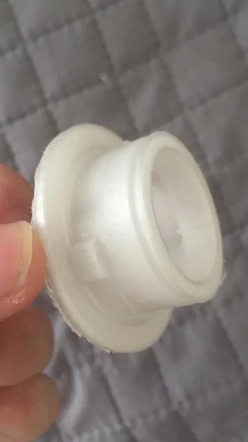 Bucha em polímero branco segurada na mão
