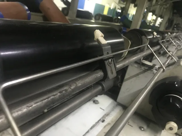 Peça de reposição em polímero na máquina em operação