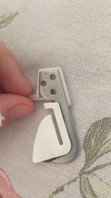 Peça de reposição em polímero branco segurada na mão