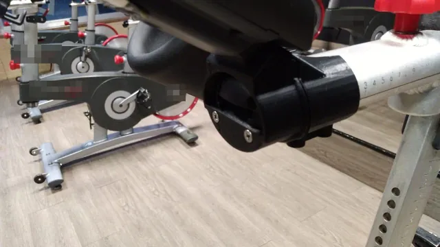 Suporte novo, preto, instalado no guidão de uma bicicleta de academia